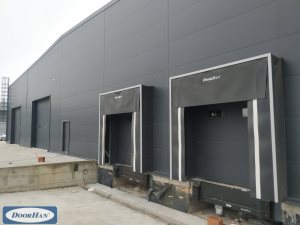 industriska segmentna garazna vrata , mehanicki utovarni rampi i Dook shaleteres